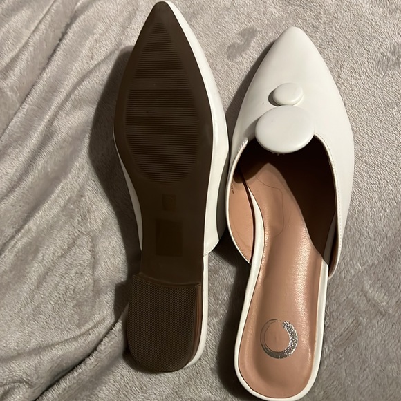 JOURNEE COLLECTION Mallorie White Pointed Toe Button Mules - Picture 3 of 6